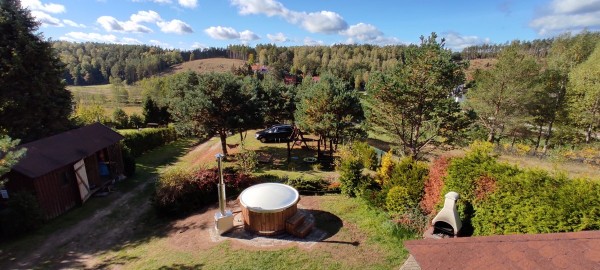 Dom i ogród - widok z beczką jacuzzi